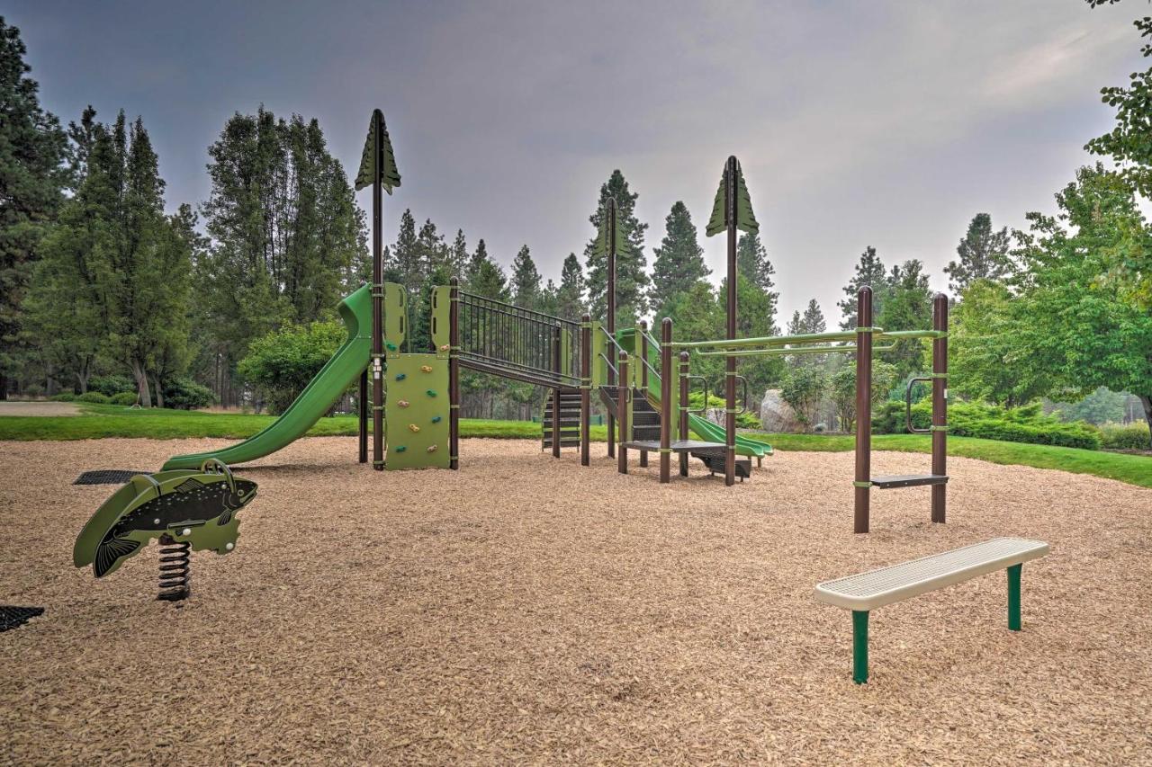 Chalet At Running Y Resort With Wraparound Deck! Klamath Falls Exteriör bild