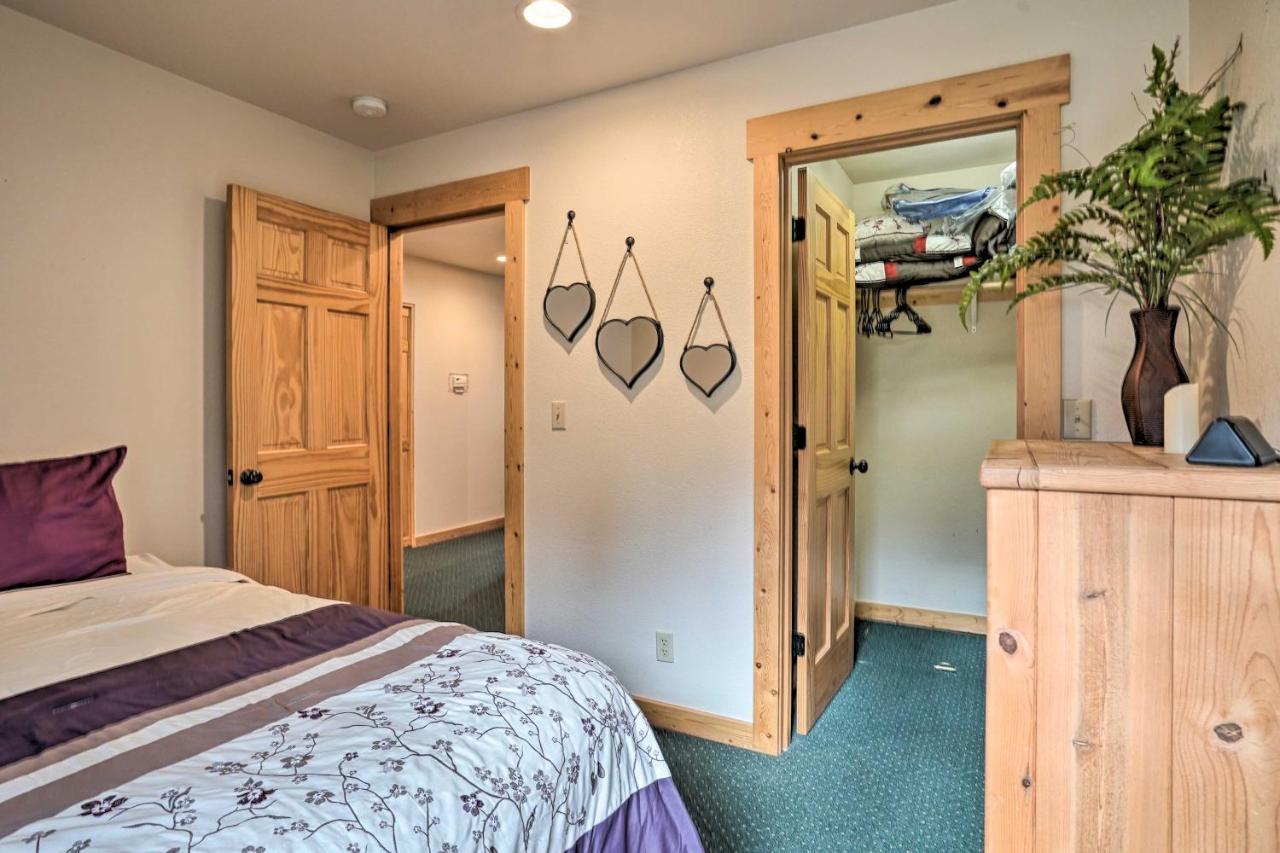 Chalet At Running Y Resort With Wraparound Deck! Klamath Falls Exteriör bild