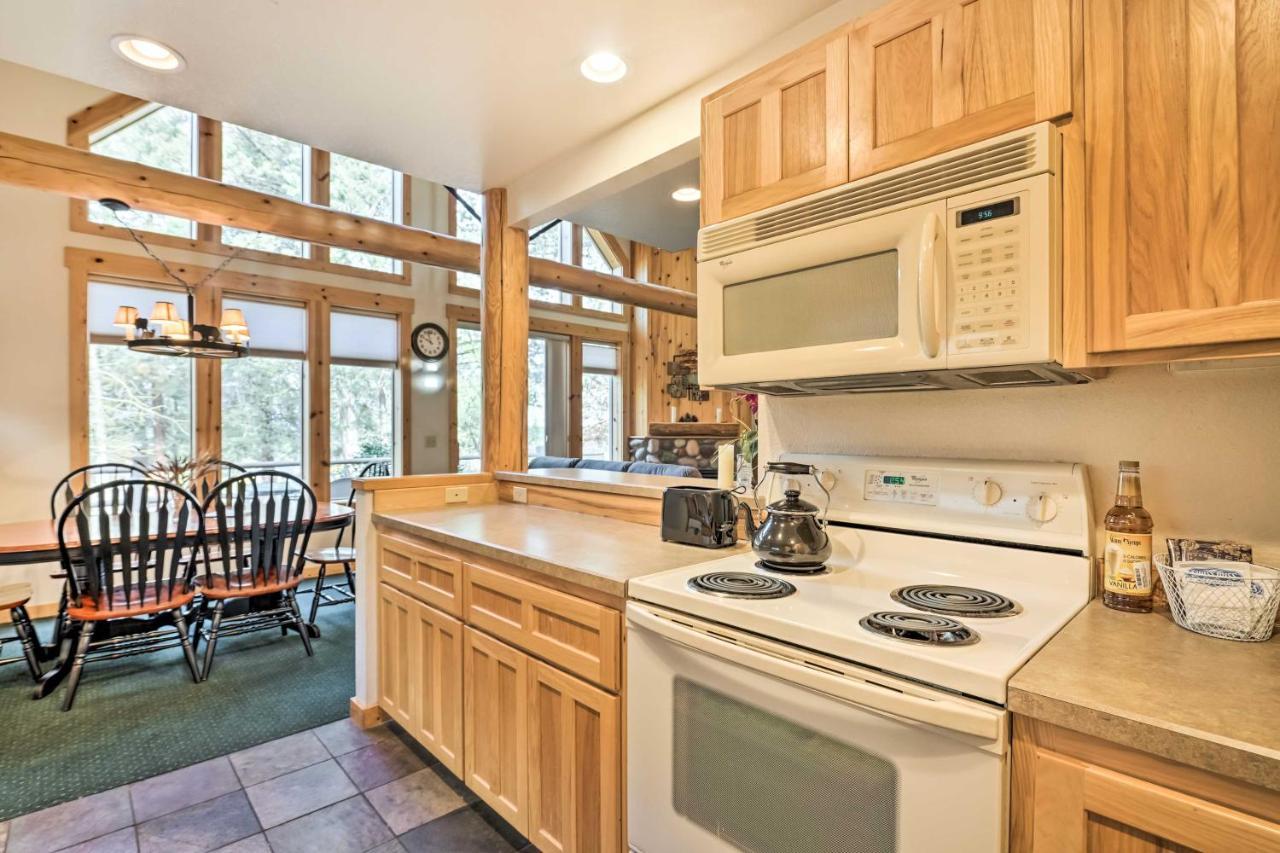 Chalet At Running Y Resort With Wraparound Deck! Klamath Falls Exteriör bild