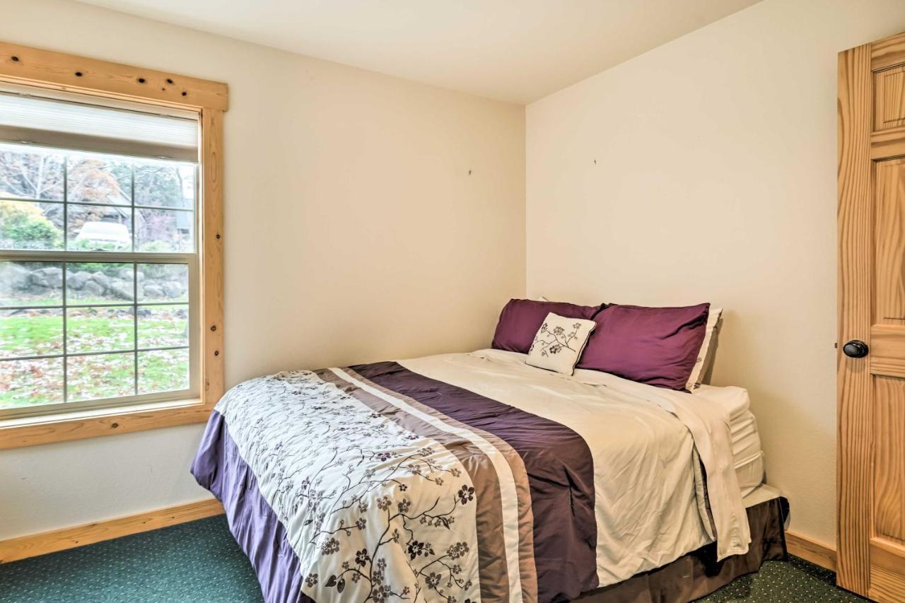 Chalet At Running Y Resort With Wraparound Deck! Klamath Falls Exteriör bild